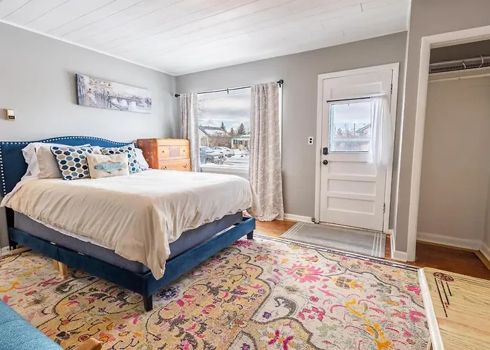 Charming French Appartement Laramie